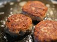 Двухлетняя девочка чуть не лишилась уха из-за котлеты