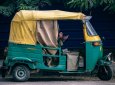 Таксист похитил двух несовершеннолетних сестер и изнасиловал их с друзьями в отеле