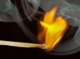 Мужчина пытался заживо сжечь женщину с ее пятилетней дочерью