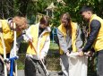 Молодежь вышла на уборку городского парка "Сәулетай" в Усть-Каменогорске