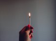 Женщина сожгла тело мужа не дождавшись помощи в Индии