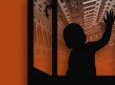 Четырехлетнюю девочку на краю подоконника заметили жители Лисаковска (ВИДЕО)