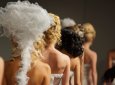 Стринги напоказ: скандальный тренд 2000-х вернулся на подиумы