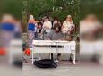 Скандал в Караганде: предприниматели сорвали концерт пианиста в Центральном парке (ВИДЕО)