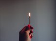 Женщину вытащили из полицейского участка и сожгли заживо