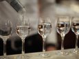 Думал, вода: мужчина выпил уксус на конкурсе в баре