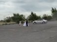 BMW без номеров устроил опасный дрифт вокруг молодоженов в Аксу (ВИДЕО)