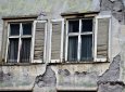 Дом раскалывается пополам: пенсионерка в Актюбинской области боится погибнуть под завалами