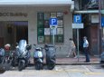 Тело мужчины нашли сидящим на стуле возле торгового центра в Гонконге