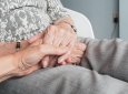 96-летняя женщина вышла замуж за 18-летнего подростка
