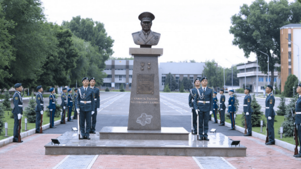 В Алматы поставили памятник первому министру обороны