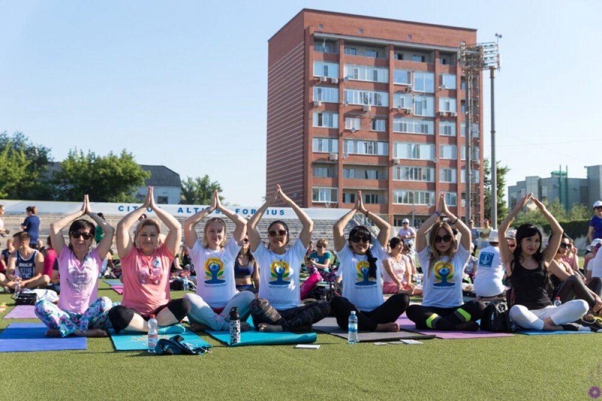 Пятьсот человек пришли на День йоги в Уральске
