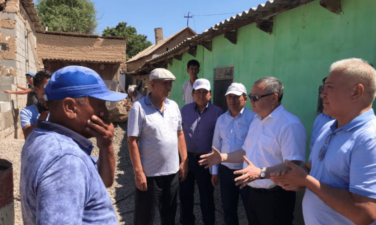 Аким Актюбинской области побывал на стройплощадках в Арыси