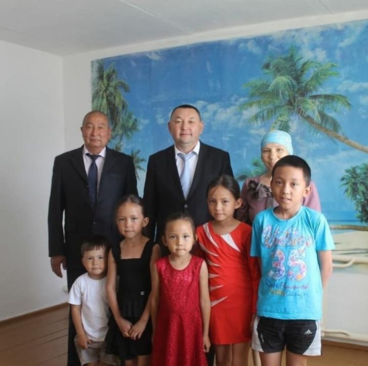 Четырем многодетным семьям Костанайской области подарили квартиры