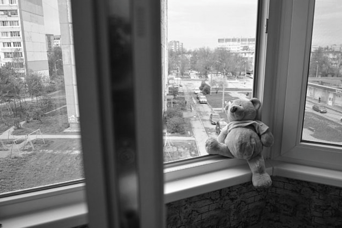 Из окна четвертого этажа выпал ребенок в Карагандинской области