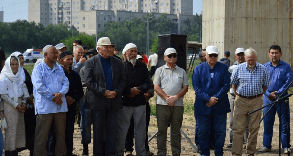 Семейчане помогают строить новую мечеть