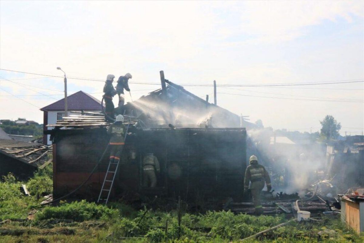 В Петропавловске 61-летний мужчина погиб на пожаре, пытаясь потушить огонь