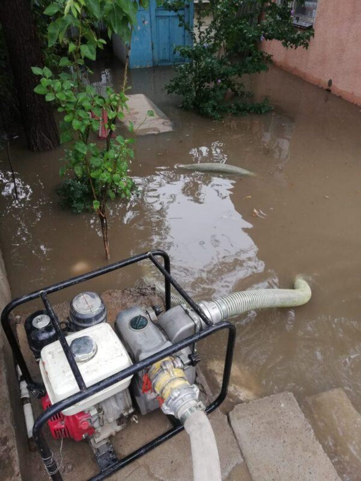 Несколько районов Алматы затопило дождевой водой