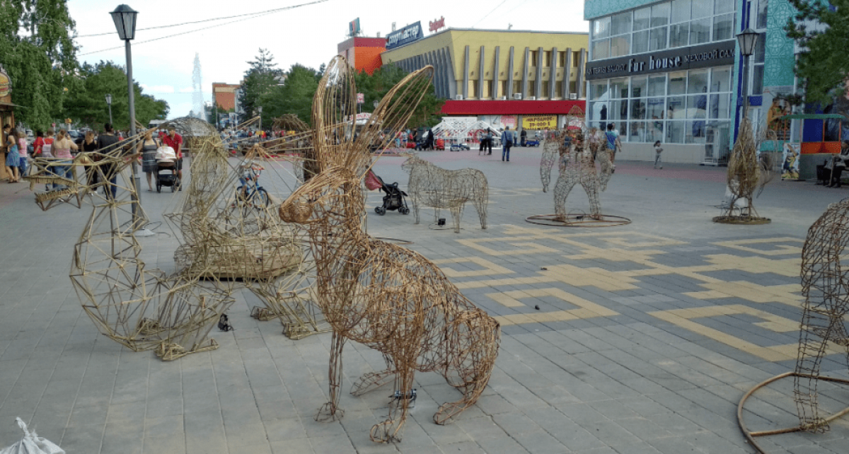 В Костанае установили 7-метровую инсталляцию «Сайгак»