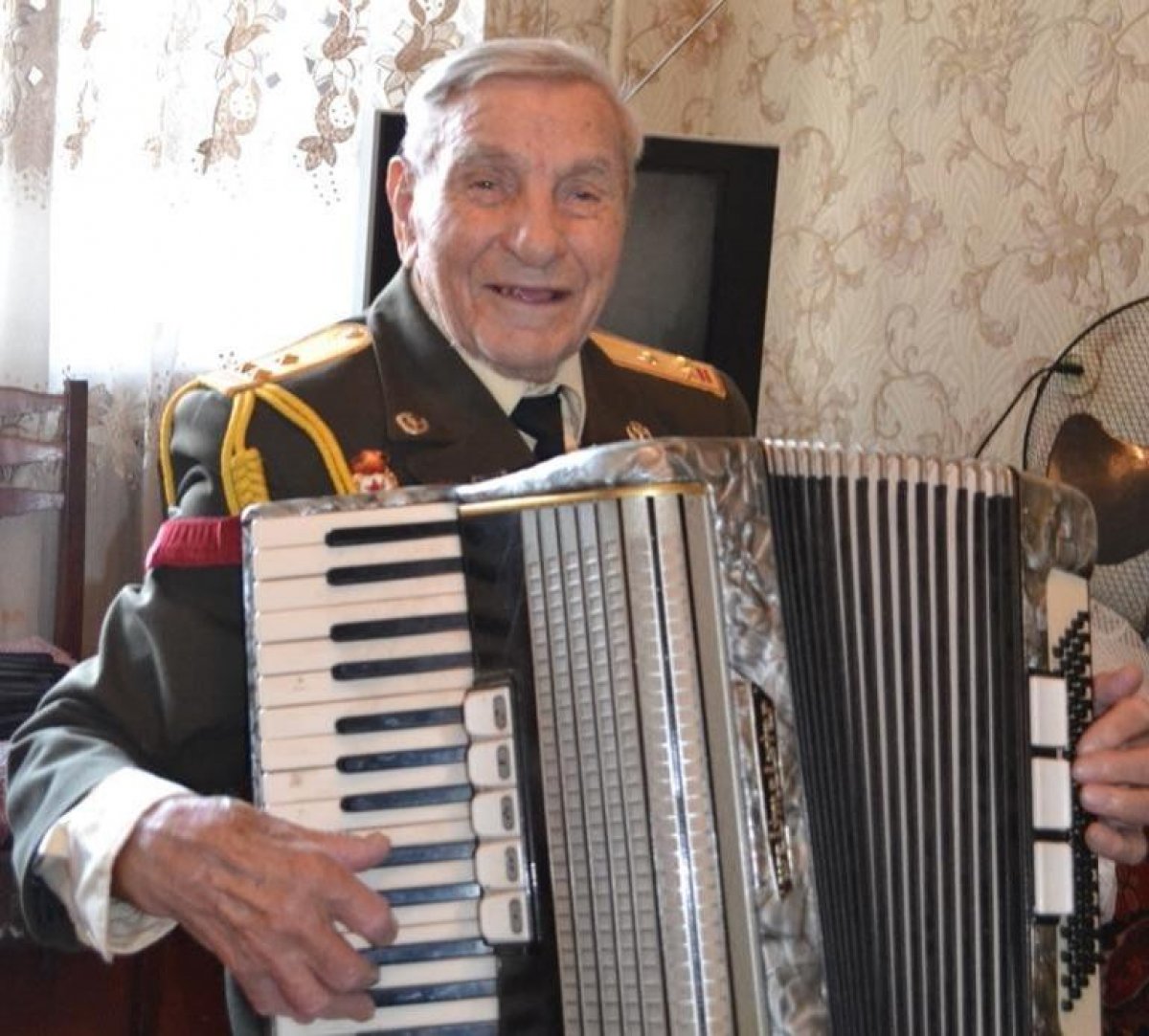 В Уральске гвардейцы посетили 104-летнего ветерана ВОВ