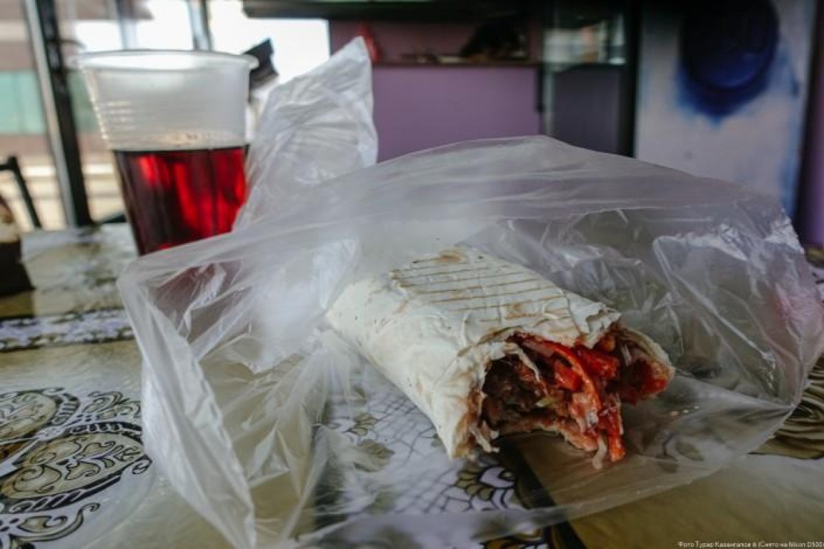 Донерами отравились 12 человек в Караганде