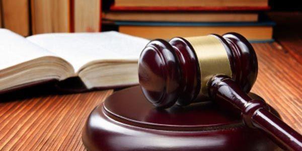 Хулигана, запрыгнувшего на лобовое стекло полицейской машины, взяли под стражу в Костанае