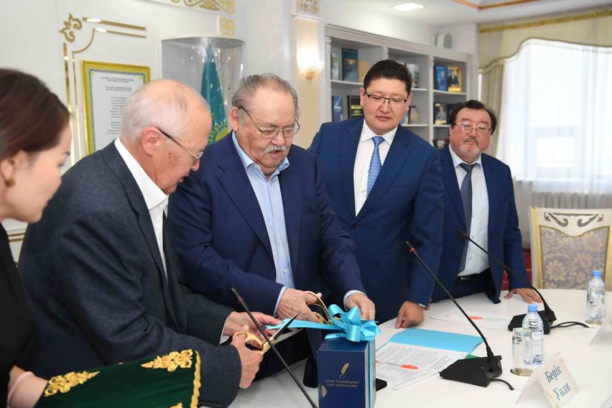 Антологию казахской поэзии «Қазақ поэзиясының інжу-маржандары» презентовали в столице