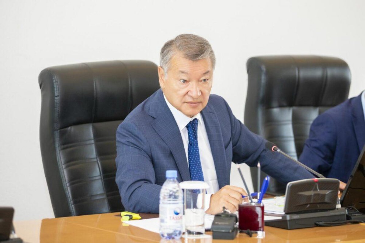 Ахметов пообещал решить проблему с туалетами в школах ВКО