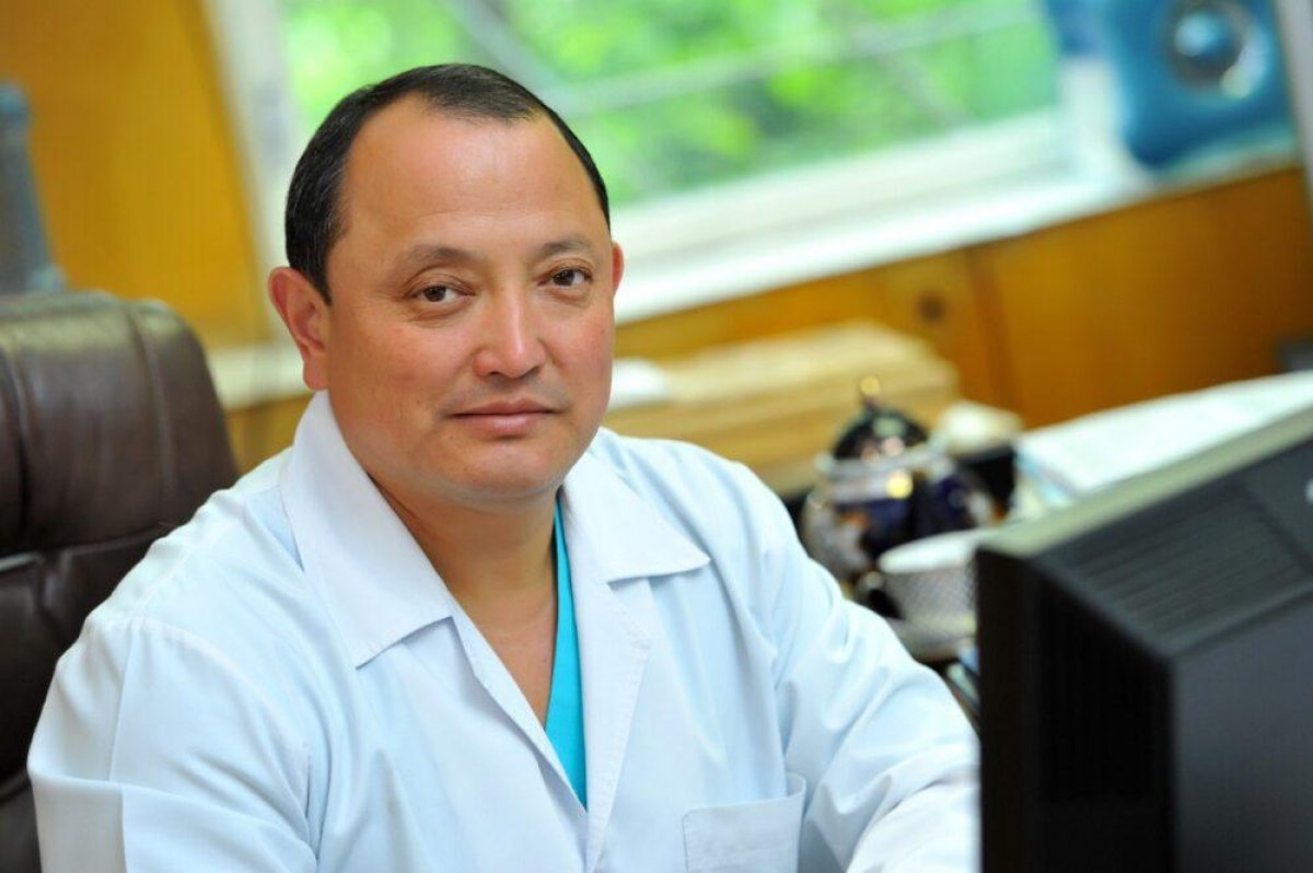 Падение самолета в Алматы: известный кыргызский хирург прооперирует пострадавших