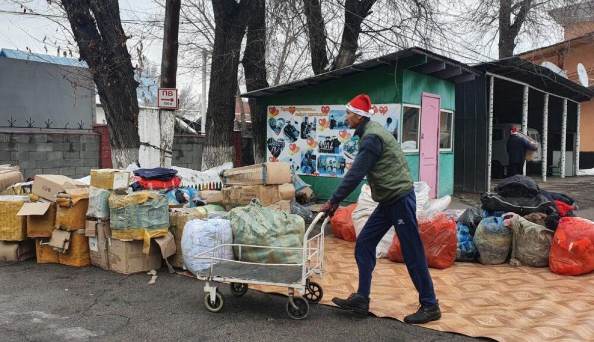 Новогоднее чудо: таможенники подарили конфискованный товар детям-инвалидам  детского дома в Алматинской области