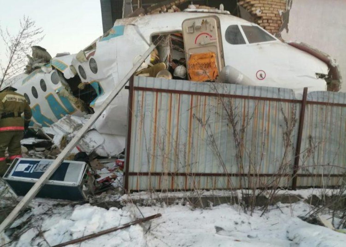Видео крушения самолета Bek Air в аэропорту Алматы появилось в Сети