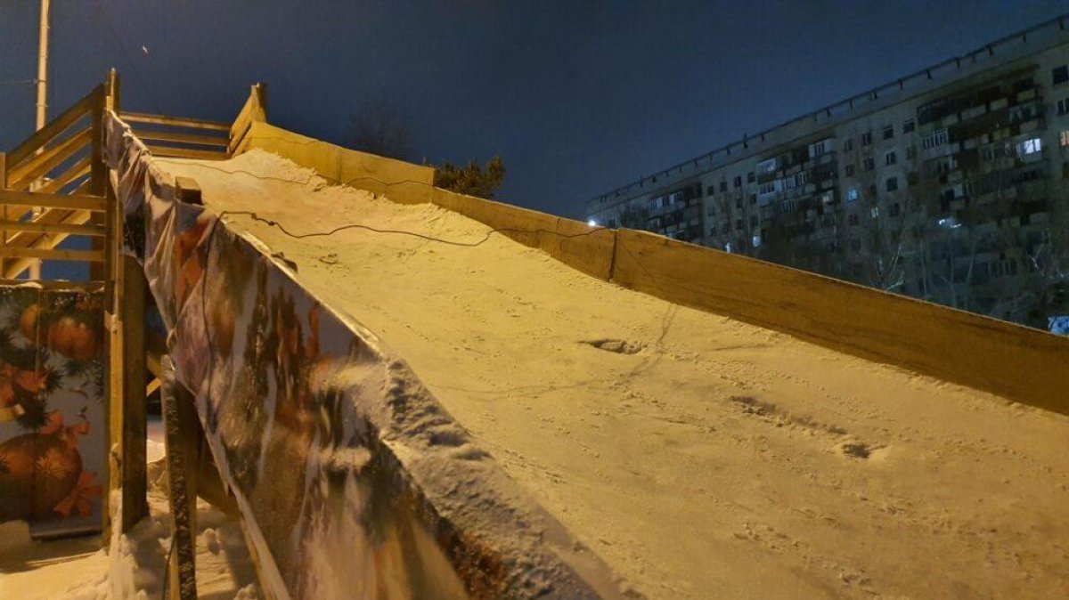 Перетянутую проволокой детскую горку в Караганде решили демонтировать