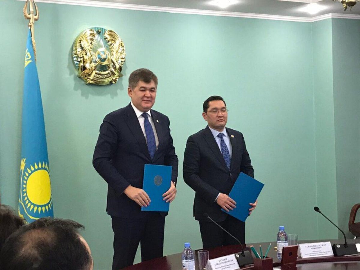 Биртанов подписал соглашение о повышении зарплаты врачам