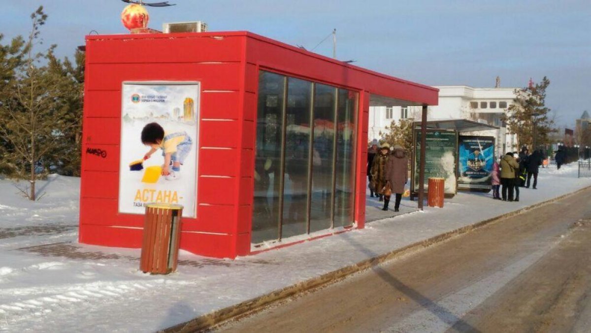Вандалы громят стекла в теплых остановках Нур-Султана несколько раз в месяц