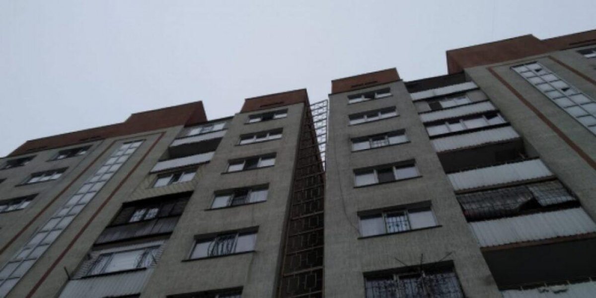 Накренившиеся дома в алматинском "Алгабасе" укрепят деревьями