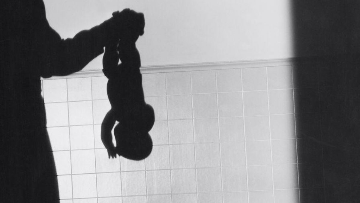 Новорожденного ребенка поместила в работающую стиральную машину россиянка