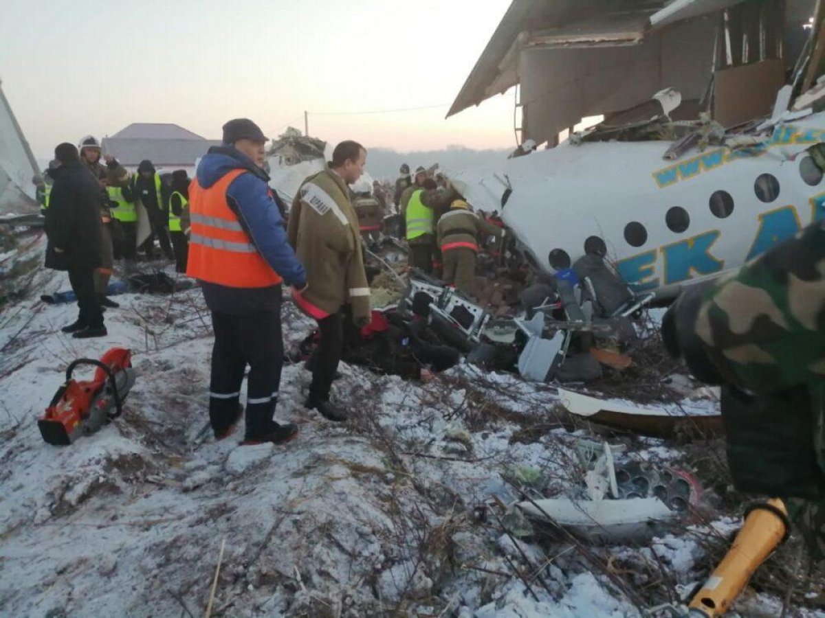 Скончался второй пилот разбившегося самолета Bek Air
