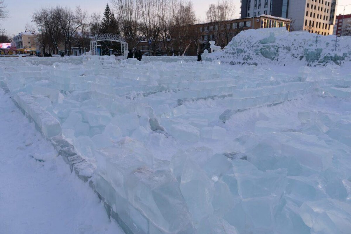 Подростки разгромили ледовый городок в центре Петропавловска