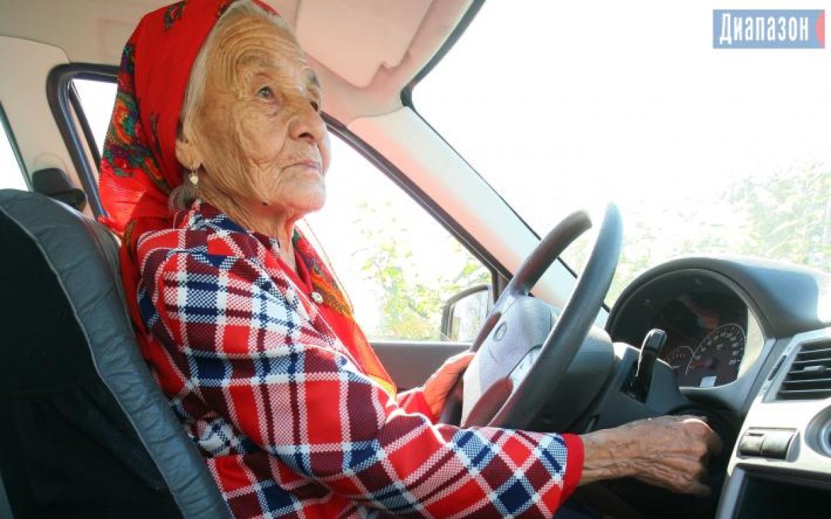 Бабушка за рулем