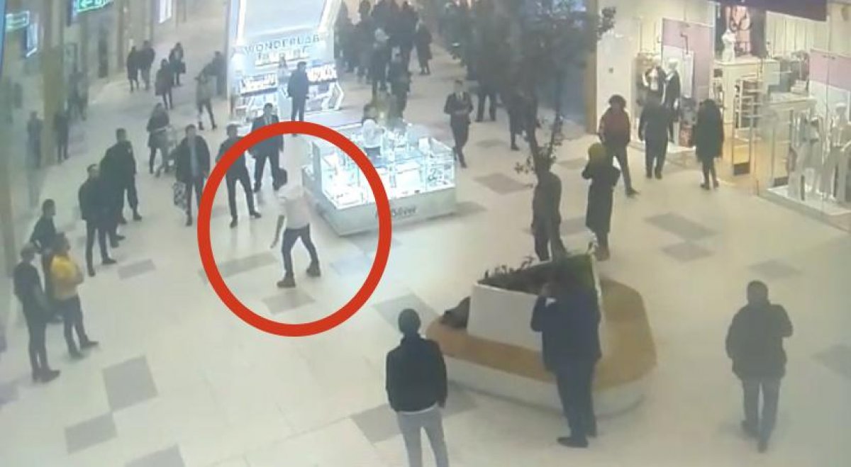 Иностранец ранил себя ножом на глазах посетителей торгового центра в Нур-Султане
