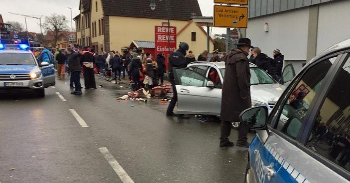 Машина врезалась в толпу на карнавале в Германии