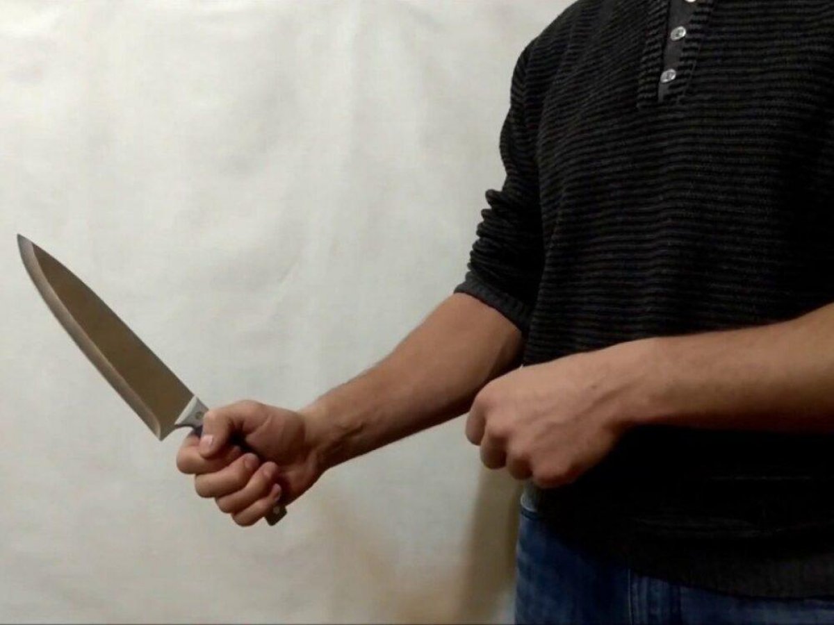Человек угрожает ножом