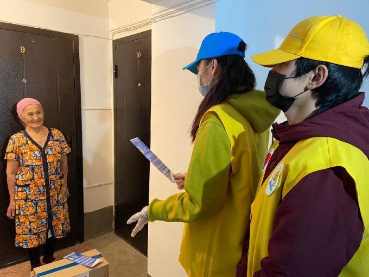 «Nur Otan» продолжает бесконтактную доставку социальных пакетов