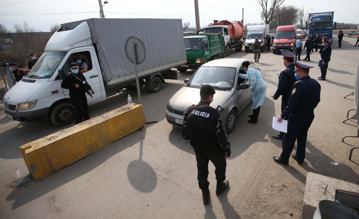 Будем жестко пресекать – МВД о видео с обещанием перевезти через блокпост за  деньги