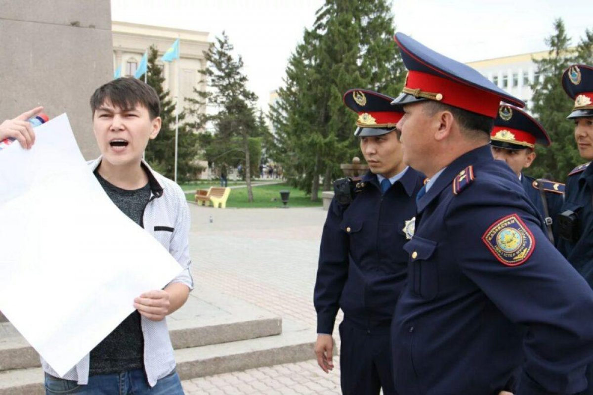 В Казахстане запретят пикетировать в одиночку у правительственных зданий
