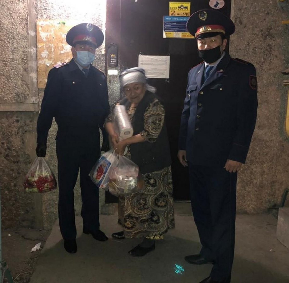Полицейские Алматы помогли бабушке и ее внучке-инвалиду