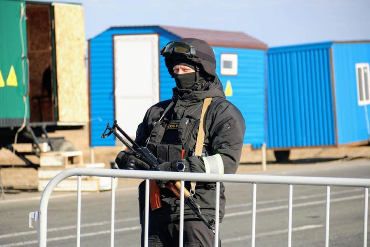 Волонтеры накормили полицейских и врачей, работающих на блокпосте в Павлодарской области