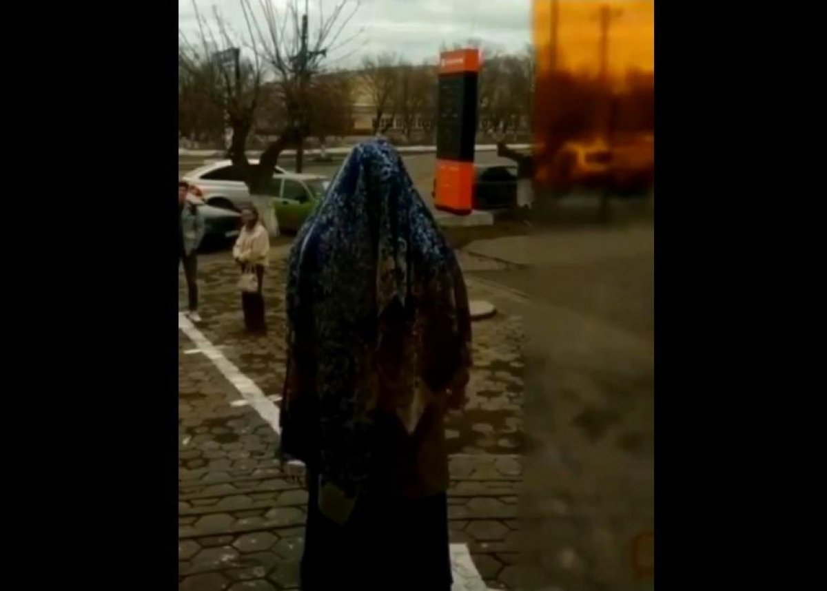 Жительница Темиртау устроила странный ритуал с ножом в руках