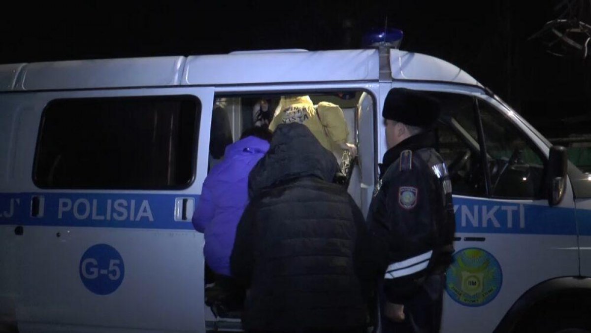 Двойной штраф: 13-летний официант обслуживал гостей рестобара во время карантина в Алматы