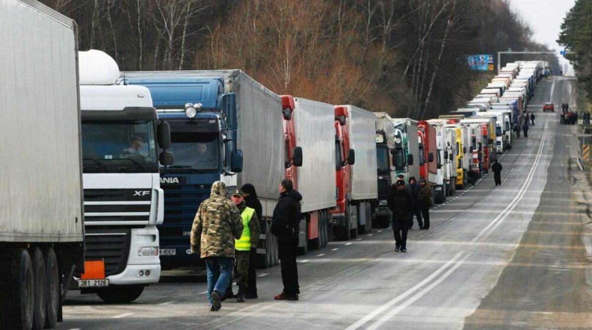 Сотни автомобилей простаивают на границе Казахстана